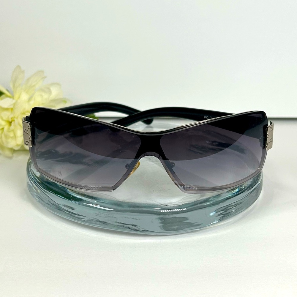 Fashionable Style Sunglasses One Piece Lens UV400 Oval Design Temple Silver Tone